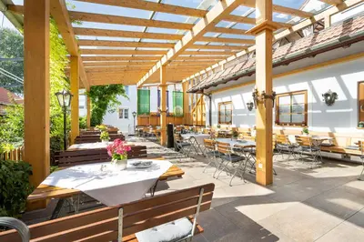 Ein Restaurant oder anderes Speiselokal in der Unterkunft Hotel Neuwirt