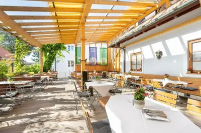 Ein Restaurant oder anderes Speiselokal in der Unterkunft Hotel Neuwirt