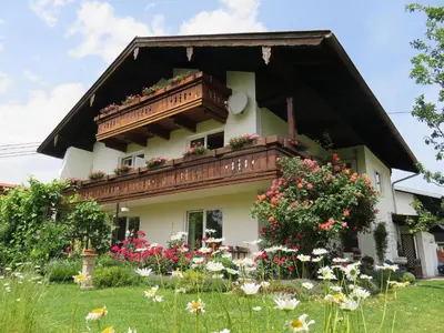 Ein Garten an der Unterkunft Ferienwohnung Auszeit | Chiemgau Karte