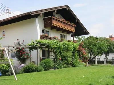 Ein Garten an der Unterkunft Ferienwohnung Auszeit | Chiemgau Karte