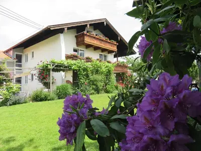 Ein Garten an der Unterkunft Ferienwohnung Auszeit | Chiemgau Karte