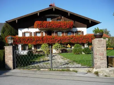 Das Gebäude in dem sich die Pension befindet
