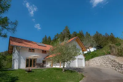 Das Gebäude in dem sich das Ferienhaus befindet