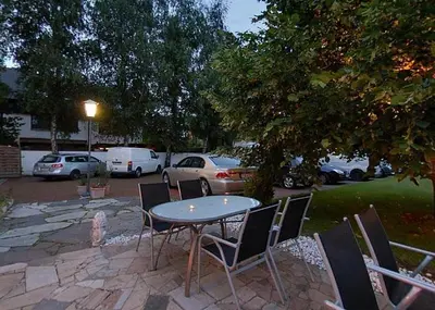 Ein Garten an der Unterkunft Hotel Olympia