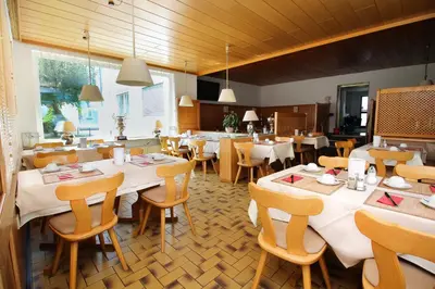 Ein Restaurant oder anderes Speiselokal in der Unterkunft Hotel Olympia