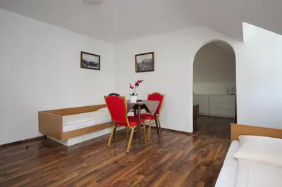 Ein Sitzbereich in der Unterkunft Hotel Olympia