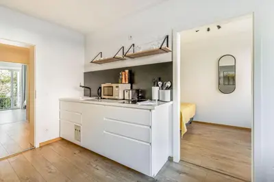 Küche/Küchenzeile in der Unterkunft Limehome Augsburg Pilgerhausstraße