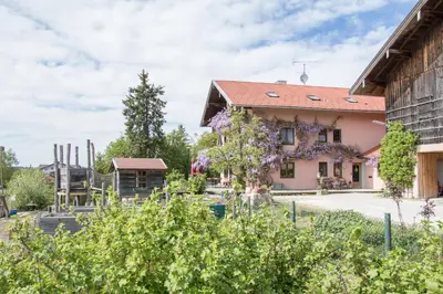 Ein Garten an der Unterkunft Beim Danner