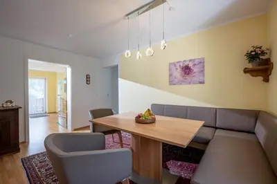 Ein Sitzbereich in der Unterkunft Ferienwohnung Wertenauer