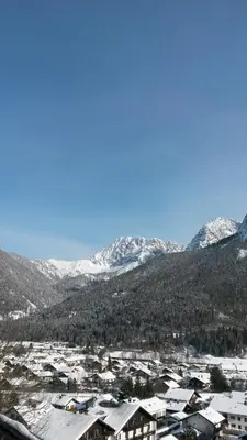Ein allgemeiner Bergblick oder ein Berglick von der Pension aus