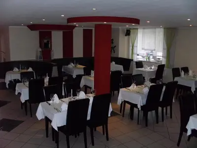 Ein Restaurant oder anderes Speiselokal in der Unterkunft Hotel Adler