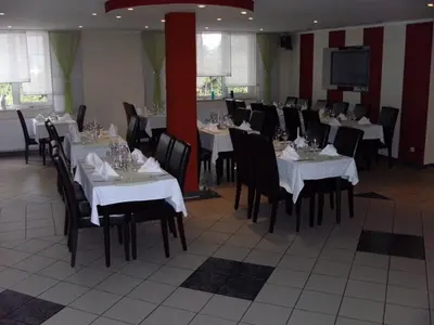 Ein Restaurant oder anderes Speiselokal in der Unterkunft Hotel Adler