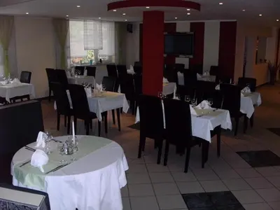 Ein Restaurant oder anderes Speiselokal in der Unterkunft Hotel Adler