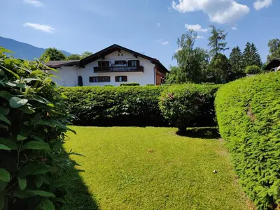 Ein Garten an der Unterkunft Rottach Apartments - Ferienwohnungen am Tegernsee