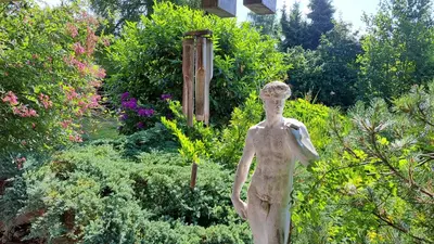 Ein Garten an der Unterkunft Ferienwohnung im Gartenparadies