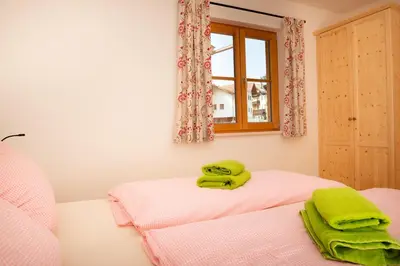 Ein Bett oder Betten in einem Zimmer der Unterkunft Ferienwohnung Glaserhäusl am Roßgarten