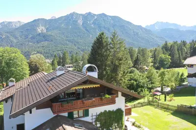 Ein allgemeiner Bergblick oder ein Berglick von der Ferienwohnung aus