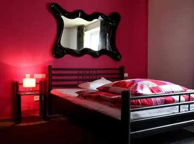 Ein Bett oder Betten in einem Zimmer der Unterkunft Lustra Stundenhotel - Adults Only