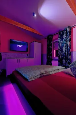 Ein Bett oder Betten in einem Zimmer der Unterkunft Lustra Stundenhotel - Adults Only