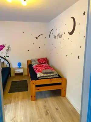 Ein Bett oder Betten in einem Zimmer der Unterkunft Ferienwohnung Fischach