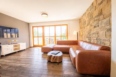 Ein Sitzbereich in der Unterkunft Ferienhaus „Adlerhorst“ eignet sich ideal für die ganze Familie