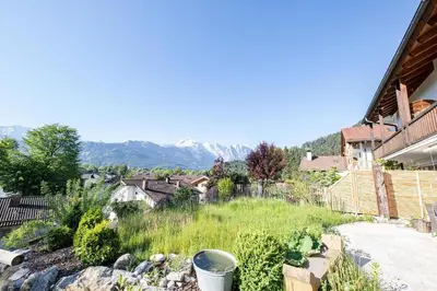 Ein allgemeiner Bergblick oder ein Berglick von des Ferienhauses aus