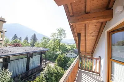 Ein allgemeiner Bergblick oder ein Berglick von des Ferienhauses aus