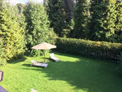 Ein Garten an der Unterkunft Traumhaftes Ferienhaus direkt am Tegernsee
