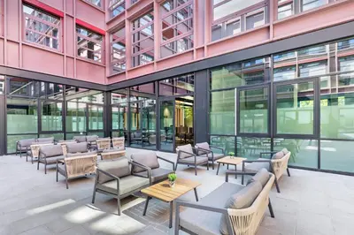 Ein Sitzbereich in der Unterkunft Rimedya Hotel - an der Messe München