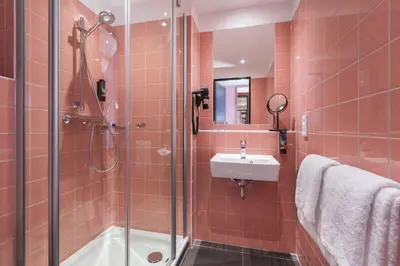 Ein Badezimmer in der Unterkunft Holiday Inn - the niu, Loco Munich North by IHG