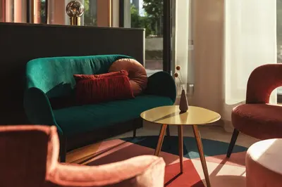 Ein Sitzbereich in der Unterkunft Holiday Inn - the niu, Loco Munich North by IHG