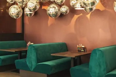 Ein Sitzbereich in der Unterkunft Holiday Inn - the niu, Loco Munich North by IHG