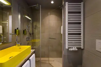 Ein Badezimmer in der Unterkunft Flightgate Munich Airport Hotel, a member of Radisson Individuals
