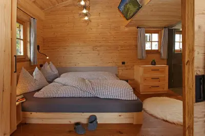 Ein Bett oder Betten in einem Zimmer der Unterkunft Das Alm-Chalet-Chiemsee