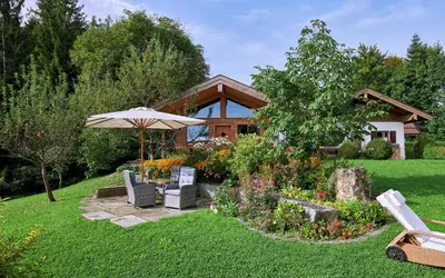Ein Garten an der Unterkunft Das Alm-Chalet-Chiemsee