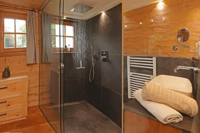 Ein Badezimmer in der Unterkunft Das Alm-Chalet-Chiemsee
