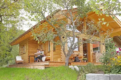 Ein Garten an der Unterkunft Das Alm-Chalet-Chiemsee
