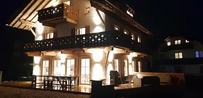 Das Gebäude in dem sich das Ferienhaus befindet
