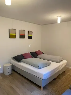 Ein Bett oder Betten in einem Zimmer der Unterkunft Helle Souterrainwohnung mit Komfort
