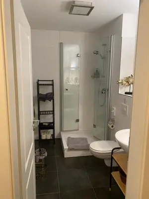Ein Badezimmer in der Unterkunft Helle Souterrainwohnung mit Komfort
