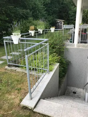 Ein Garten an der Unterkunft Helle Souterrainwohnung mit Komfort