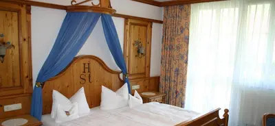 Ein Bett oder Betten in einem Zimmer der Unterkunft Landhotel Gasthof Huber
