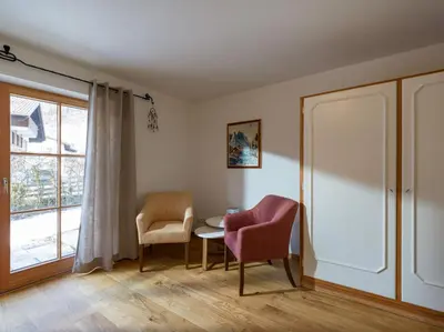 Ein Sitzbereich in der Unterkunft Ferienwohnung Bergahorn