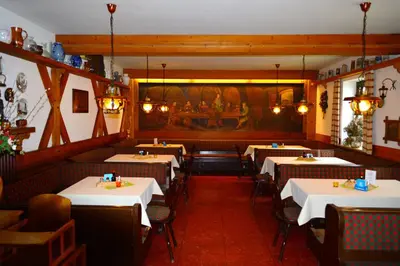 Ein Restaurant oder anderes Speiselokal in der Unterkunft Bayersoier Hof