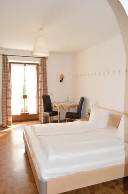 Ein Bett oder Betten in einem Zimmer der Unterkunft Bayersoier Hof