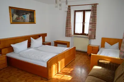 Ein Bett oder Betten in einem Zimmer der Unterkunft Bayersoier Hof