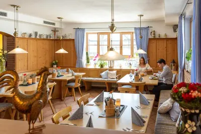 Ein Sitzbereich in der Unterkunft Hotel Landgasthof Schöntag