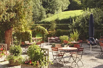 Ein Garten an der Unterkunft Pension Brucker