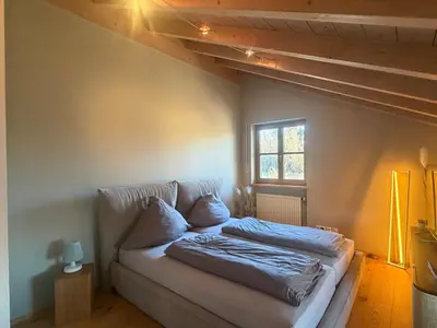 Ein Bett oder Betten in einem Zimmer der Unterkunft Alpenblick Nahe München mit Outdoor Whirlpool - 21 Min von München mit Zug