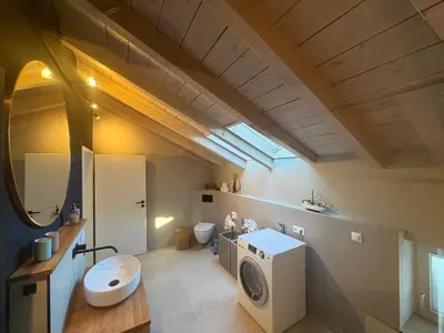 Ein Badezimmer in der Unterkunft Alpenblick Nahe München mit Outdoor Whirlpool - 21 Min von München mit Zug
